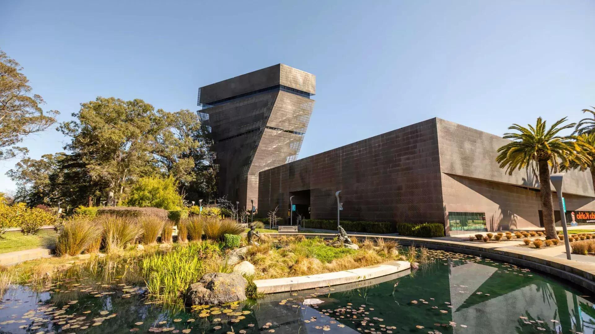 Exterior del moderno y angular Museo de Young. San Francisco, California.