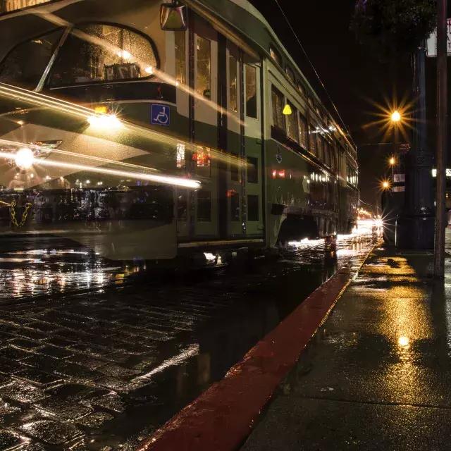 Tranvía de noche bajo la lluvia